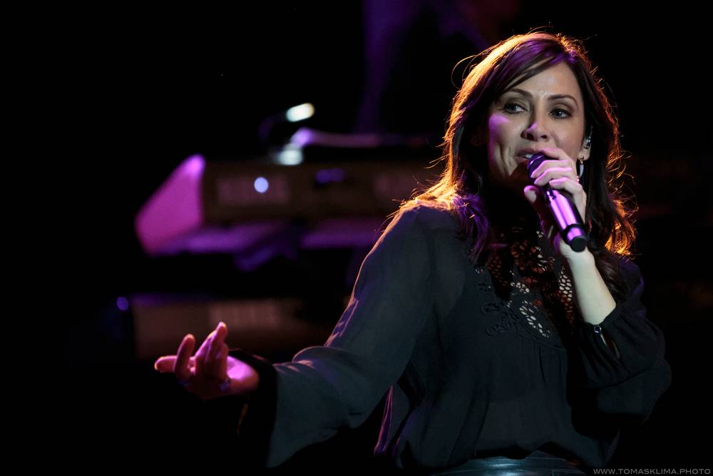 Natalie Imbruglia pražský klub SaSaZu nenaplnila, diváky si ale získala svým šarmem