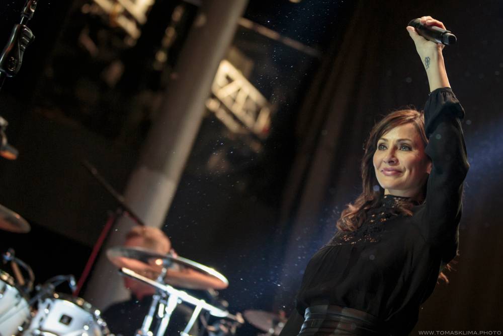 Natalie Imbruglia pražský klub SaSaZu nenaplnila, diváky si ale získala svým šarmem