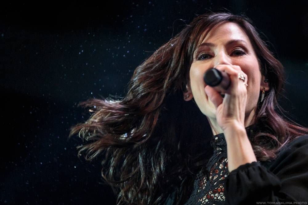 Natalie Imbruglia pražský klub SaSaZu nenaplnila, diváky si ale získala svým šarmem