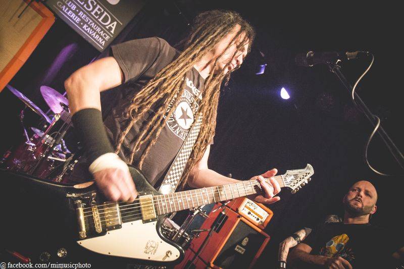 Kurtizány z 25. Avenue předvedli divokou rockovou show v Malostranské besedě