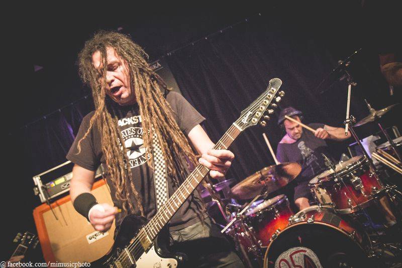 Kurtizány z 25. Avenue předvedli divokou rockovou show v Malostranské besedě