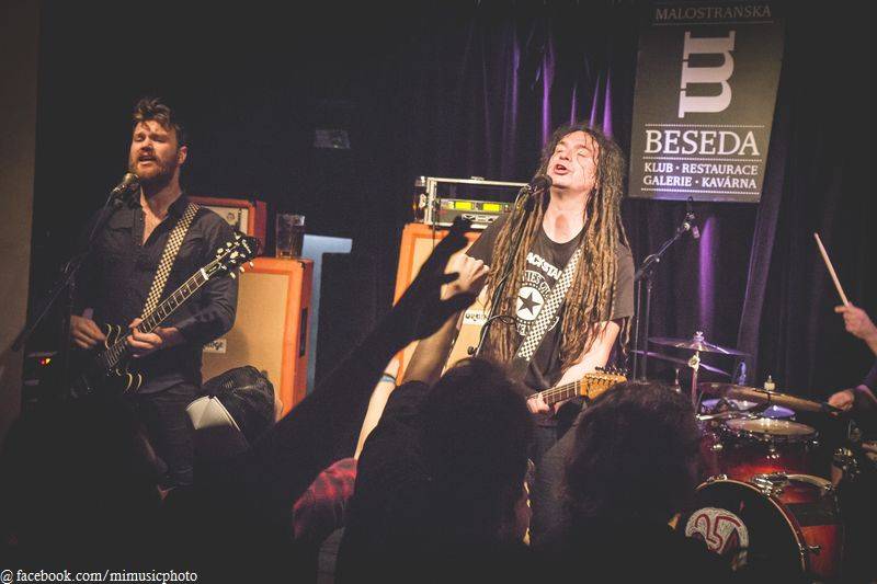 Kurtizány z 25. Avenue předvedli divokou rockovou show v Malostranské besedě