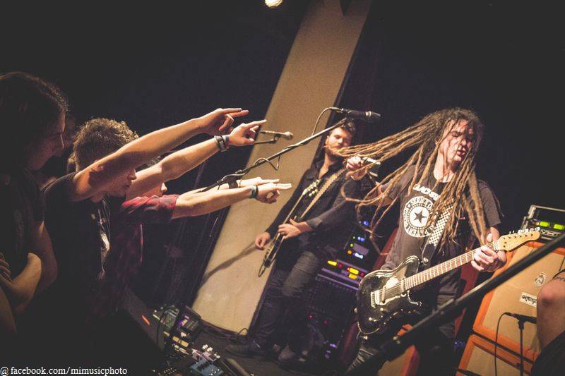 Kurtizány z 25. Avenue předvedli divokou rockovou show v Malostranské besedě