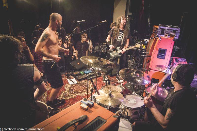 Kurtizány z 25. Avenue předvedli divokou rockovou show v Malostranské besedě