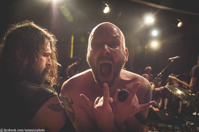 Kurtizány z 25. Avenue předvedli divokou rockovou show v Malostranské besedě