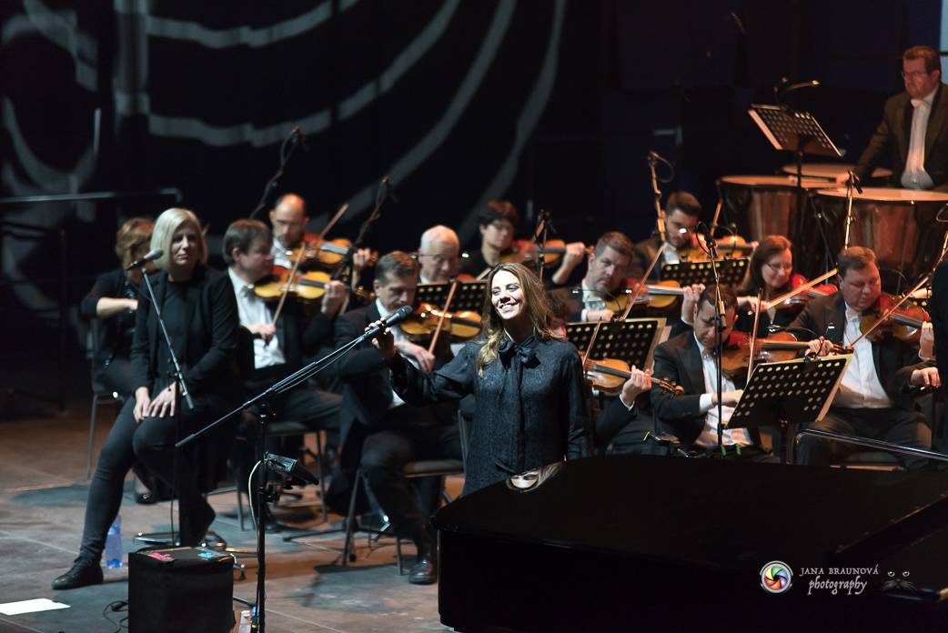 Aneta Langerová se Symfonickým orchestrem Českého rozhlasu rozněžnila Forum Karlín 