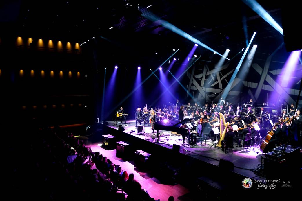 Aneta Langerová se Symfonickým orchestrem Českého rozhlasu rozněžnila Forum Karlín 