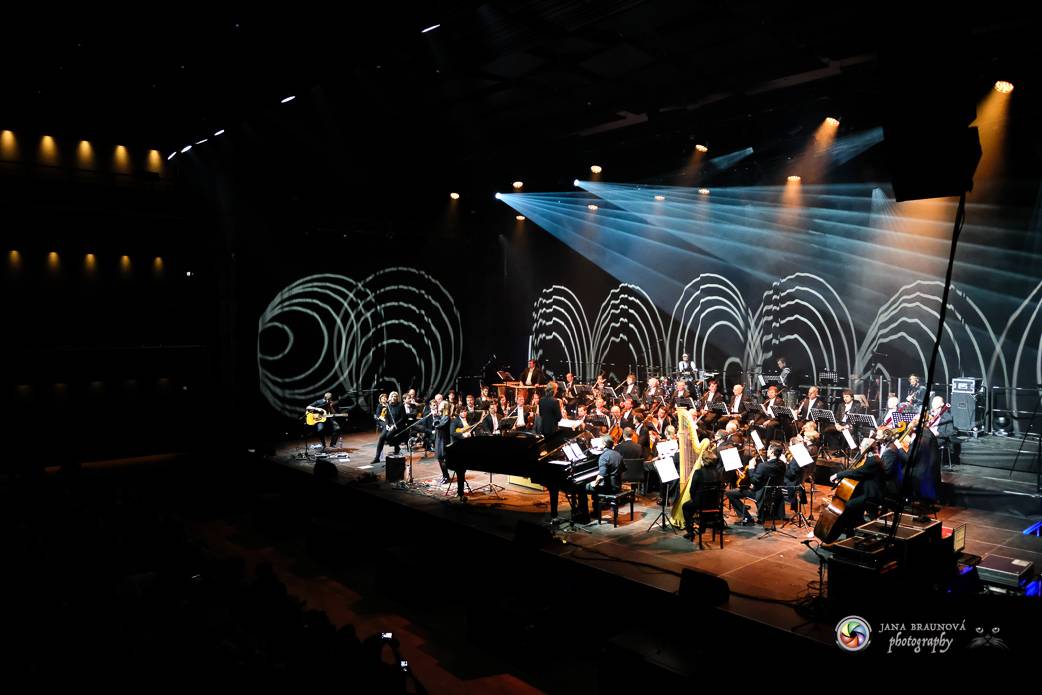 Aneta Langerová se Symfonickým orchestrem Českého rozhlasu rozněžnila Forum Karlín 