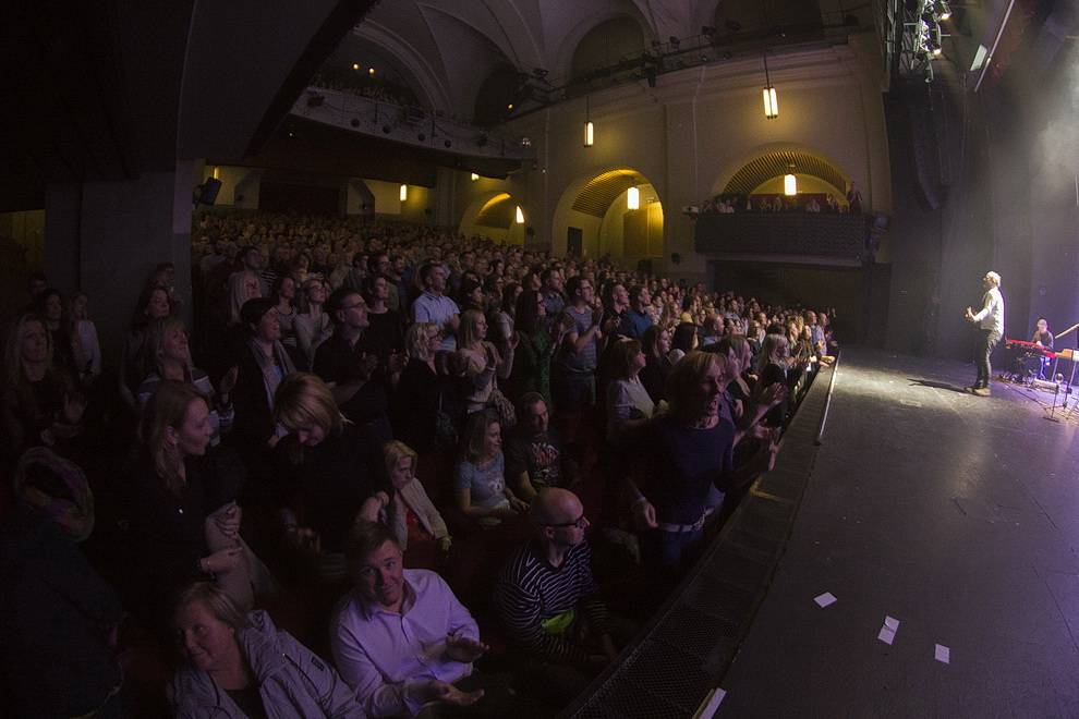 David Koller potěšil před Vánoci pražské fanoušky akustickým koncertem