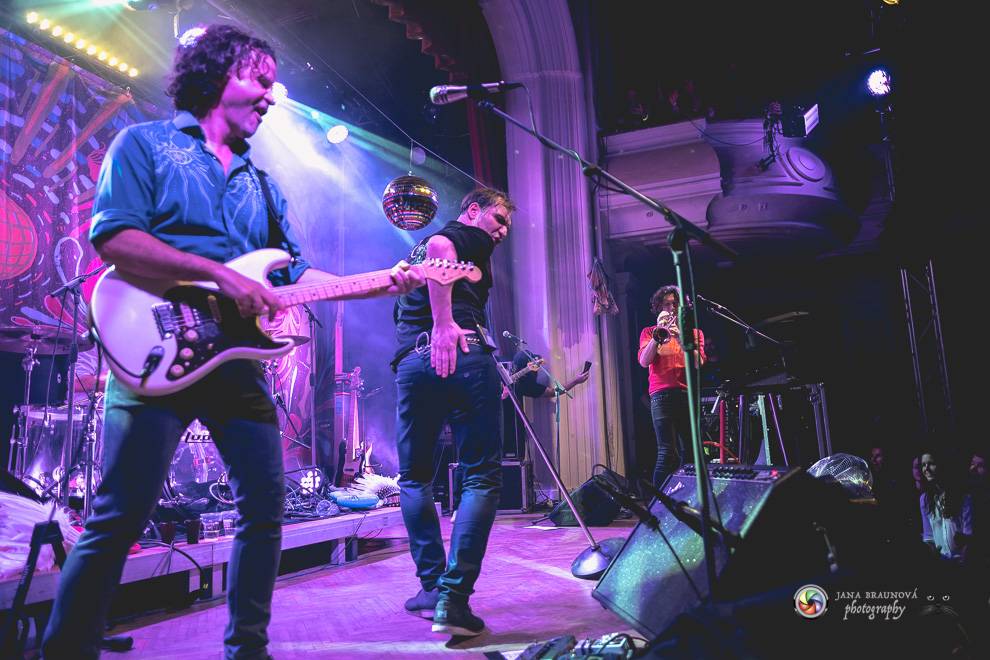 Jiří Macháček opět končil s hulením. Mig 21 ve vyprodaném Pekle v Plzni předvedli další nezapomenutelný koncert