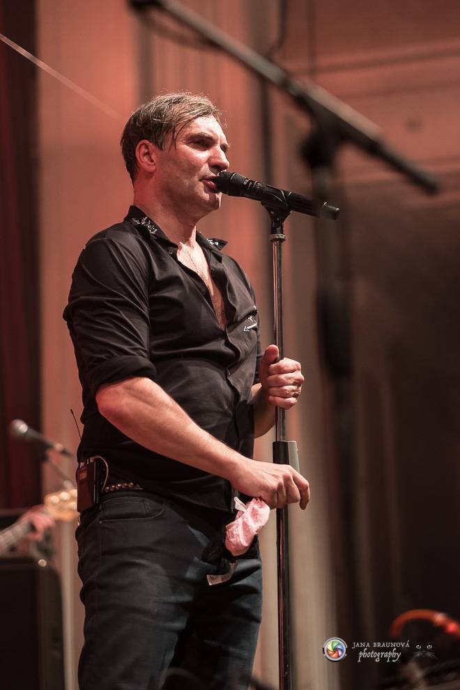 Jiří Macháček opět končil s hulením. Mig 21 ve vyprodaném Pekle v Plzni předvedli další nezapomenutelný koncert