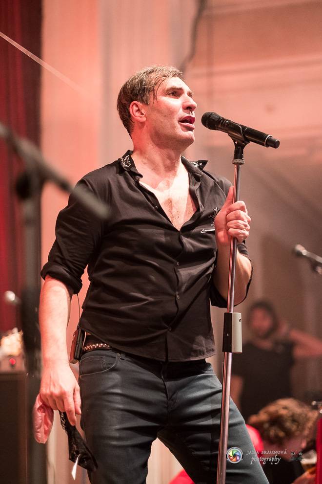 Jiří Macháček opět končil s hulením. Mig 21 ve vyprodaném Pekle v Plzni předvedli další nezapomenutelný koncert