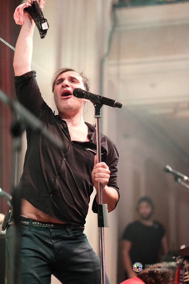 Jiří Macháček opět končil s hulením. Mig 21 ve vyprodaném Pekle v Plzni předvedli další nezapomenutelný koncert