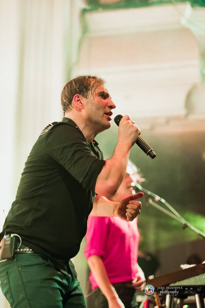 Jiří Macháček opět končil s hulením. Mig 21 ve vyprodaném Pekle v Plzni předvedli další nezapomenutelný koncert