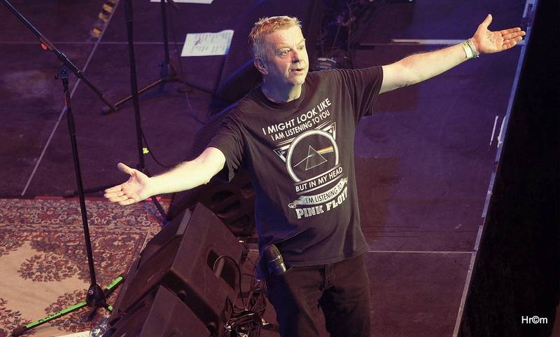 Mňága a Žďorp slavila třicetiny ve Foru Karlín: Fanoušci zpívali s kapelou na pódiu, přišli i Tomáš Klus nebo Mucha