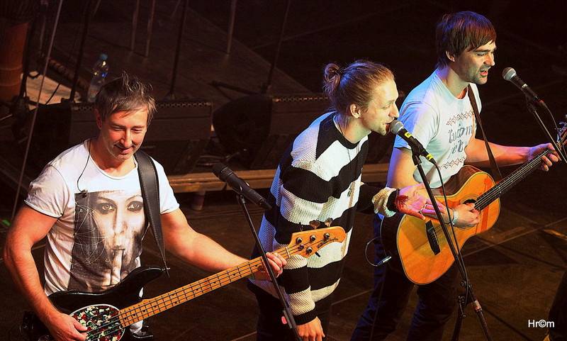 Mňága a Žďorp slavila třicetiny ve Foru Karlín: Fanoušci zpívali s kapelou na pódiu, přišli i Tomáš Klus nebo Mucha