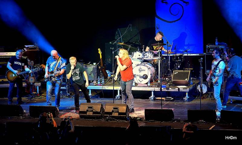 Mňága a Žďorp slavila třicetiny ve Foru Karlín: Fanoušci zpívali s kapelou na pódiu, přišli i Tomáš Klus nebo Mucha