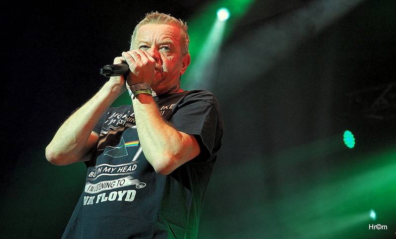 Mňága a Žďorp slavila třicetiny ve Foru Karlín: Fanoušci zpívali s kapelou na pódiu, přišli i Tomáš Klus nebo Mucha