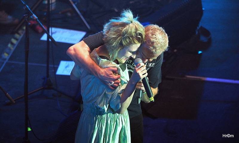 Mňága a Žďorp slavila třicetiny ve Foru Karlín: Fanoušci zpívali s kapelou na pódiu, přišli i Tomáš Klus nebo Mucha