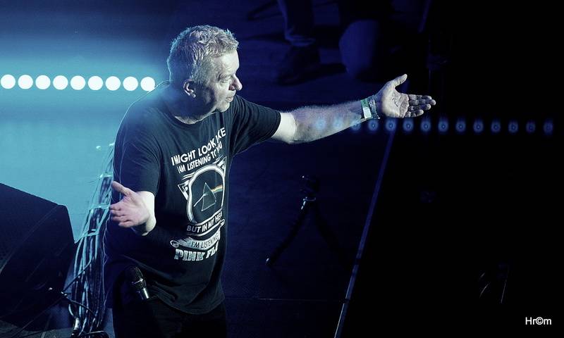 Mňága a Žďorp slavila třicetiny ve Foru Karlín: Fanoušci zpívali s kapelou na pódiu, přišli i Tomáš Klus nebo Mucha