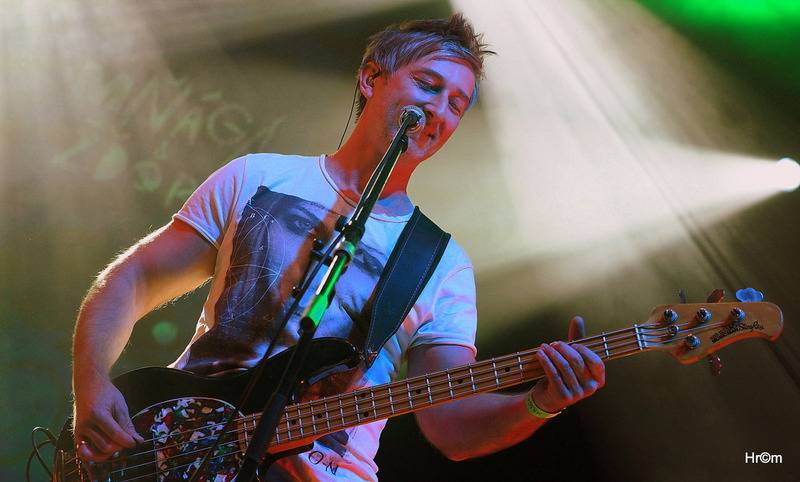 Mňága a Žďorp slavila třicetiny ve Foru Karlín: Fanoušci zpívali s kapelou na pódiu, přišli i Tomáš Klus nebo Mucha