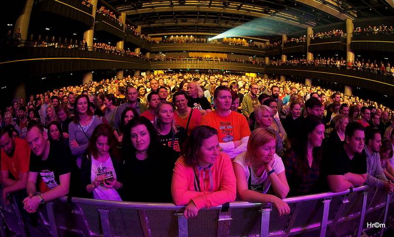 Mňága a Žďorp slavila třicetiny ve Foru Karlín: Fanoušci zpívali s kapelou na pódiu, přišli i Tomáš Klus nebo Mucha