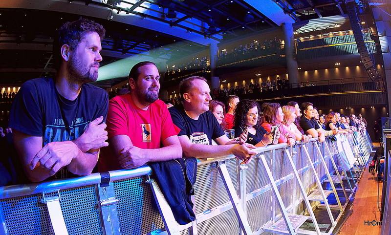 Mňága a Žďorp slavila třicetiny ve Foru Karlín: Fanoušci zpívali s kapelou na pódiu, přišli i Tomáš Klus nebo Mucha