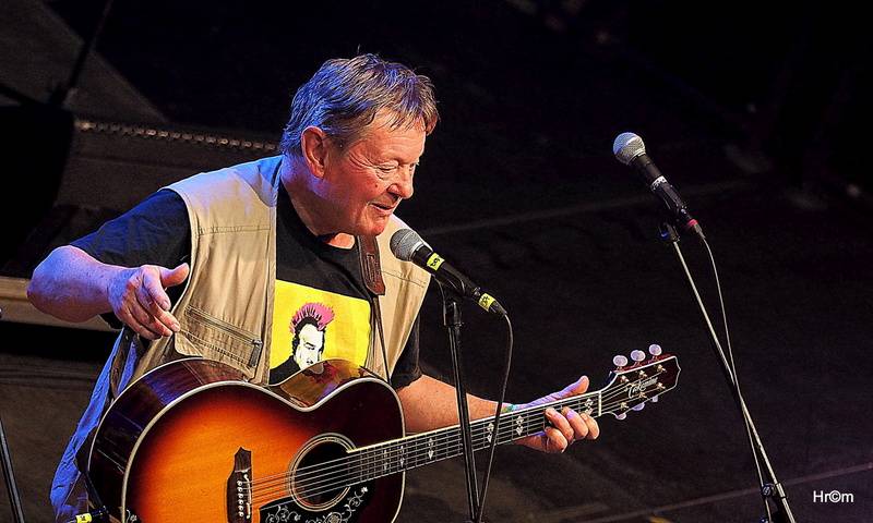 Mňága a Žďorp slavila třicetiny ve Foru Karlín: Fanoušci zpívali s kapelou na pódiu, přišli i Tomáš Klus nebo Mucha