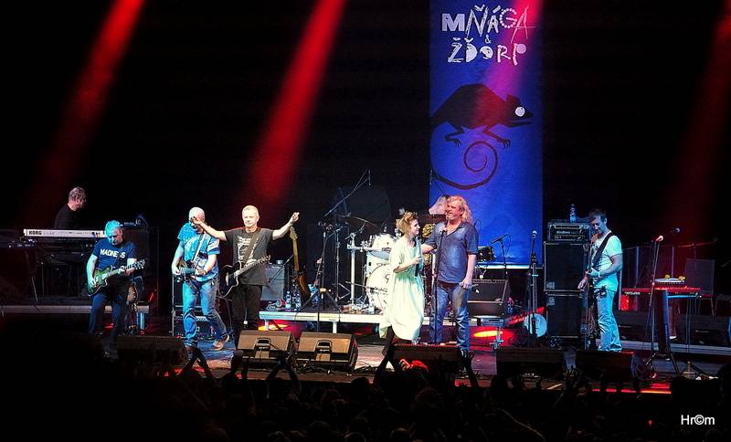 Mňága a Žďorp slavila třicetiny ve Foru Karlín: Fanoušci zpívali s kapelou na pódiu, přišli i Tomáš Klus nebo Mucha