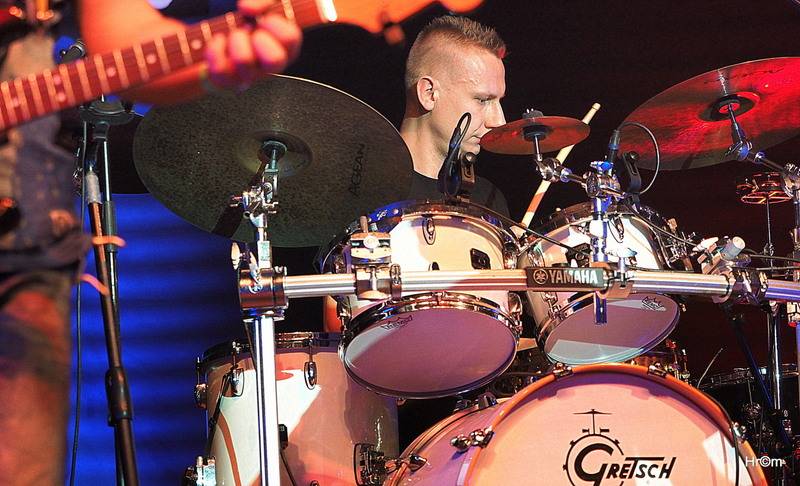 Mňága a Žďorp slavila třicetiny ve Foru Karlín: Fanoušci zpívali s kapelou na pódiu, přišli i Tomáš Klus nebo Mucha