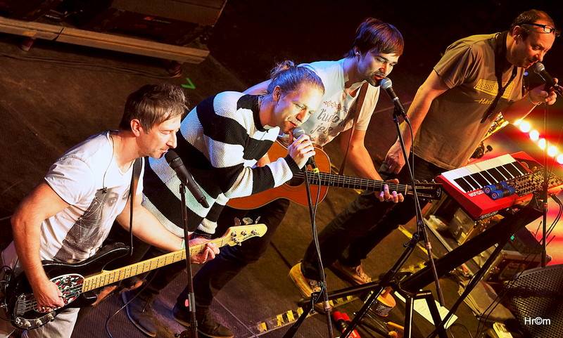 Mňága a Žďorp slavila třicetiny ve Foru Karlín: Fanoušci zpívali s kapelou na pódiu, přišli i Tomáš Klus nebo Mucha