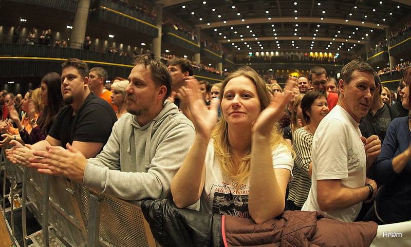 Mňága a Žďorp slavila třicetiny ve Foru Karlín: Fanoušci zpívali s kapelou na pódiu, přišli i Tomáš Klus nebo Mucha