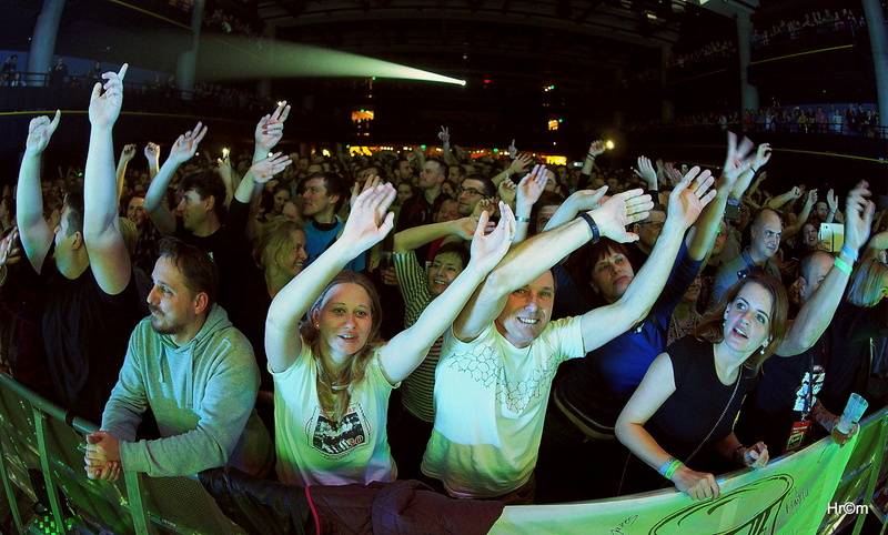 Mňága a Žďorp slavila třicetiny ve Foru Karlín: Fanoušci zpívali s kapelou na pódiu, přišli i Tomáš Klus nebo Mucha