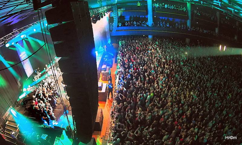 Mňága a Žďorp slavila třicetiny ve Foru Karlín: Fanoušci zpívali s kapelou na pódiu, přišli i Tomáš Klus nebo Mucha