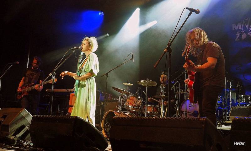 Mňága a Žďorp slavila třicetiny ve Foru Karlín: Fanoušci zpívali s kapelou na pódiu, přišli i Tomáš Klus nebo Mucha