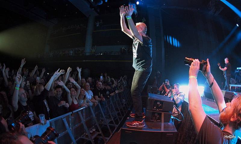 Mňága a Žďorp slavila třicetiny ve Foru Karlín: Fanoušci zpívali s kapelou na pódiu, přišli i Tomáš Klus nebo Mucha