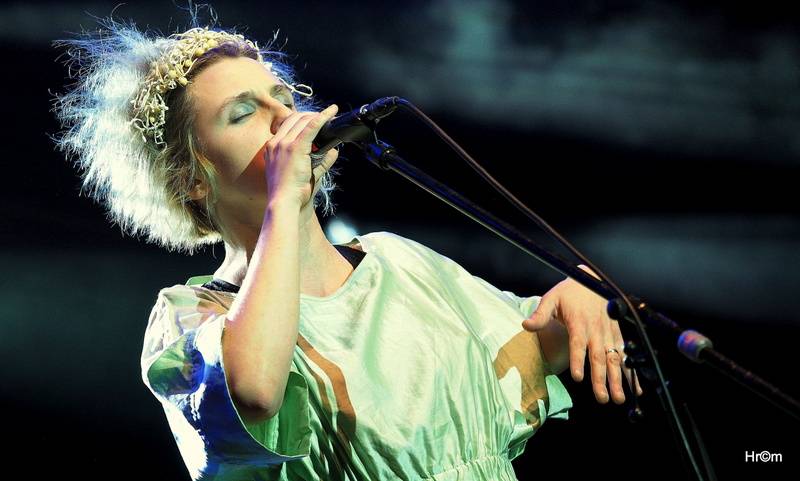 Mňága a Žďorp slavila třicetiny ve Foru Karlín: Fanoušci zpívali s kapelou na pódiu, přišli i Tomáš Klus nebo Mucha