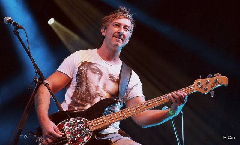 Mňága a Žďorp slavila třicetiny ve Foru Karlín: Fanoušci zpívali s kapelou na pódiu, přišli i Tomáš Klus nebo Mucha