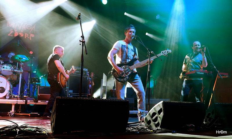 Mňága a Žďorp slavila třicetiny ve Foru Karlín: Fanoušci zpívali s kapelou na pódiu, přišli i Tomáš Klus nebo Mucha