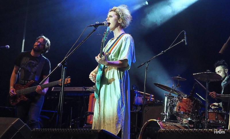 Mňága a Žďorp slavila třicetiny ve Foru Karlín: Fanoušci zpívali s kapelou na pódiu, přišli i Tomáš Klus nebo Mucha