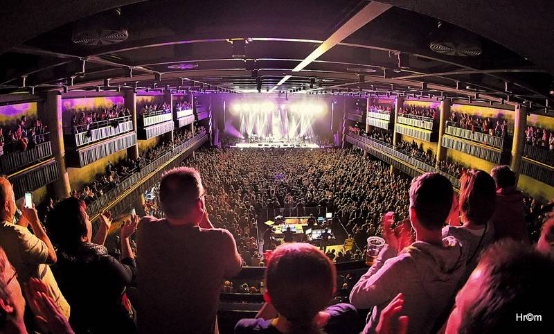 Mňága a Žďorp slavila třicetiny ve Foru Karlín: Fanoušci zpívali s kapelou na pódiu, přišli i Tomáš Klus nebo Mucha