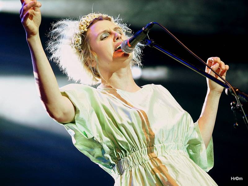 Mňága a Žďorp slavila třicetiny ve Foru Karlín: Fanoušci zpívali s kapelou na pódiu, přišli i Tomáš Klus nebo Mucha