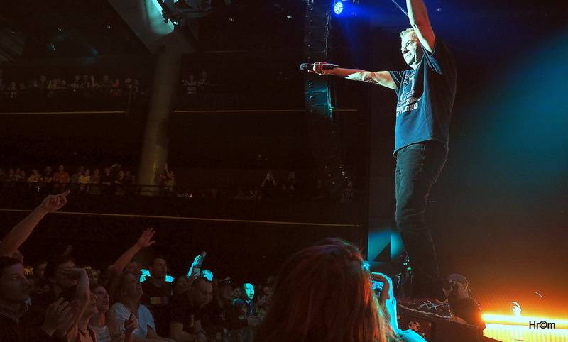 Mňága a Žďorp slavila třicetiny ve Foru Karlín: Fanoušci zpívali s kapelou na pódiu, přišli i Tomáš Klus nebo Mucha