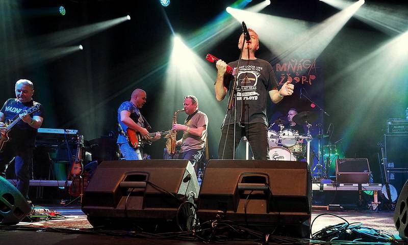 Mňága a Žďorp slavila třicetiny ve Foru Karlín: Fanoušci zpívali s kapelou na pódiu, přišli i Tomáš Klus nebo Mucha