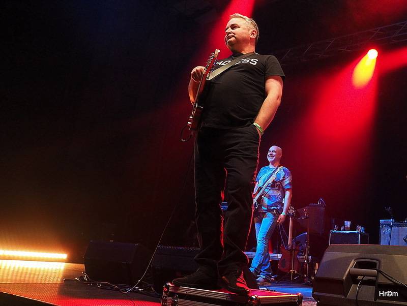 Mňága a Žďorp slavila třicetiny ve Foru Karlín: Fanoušci zpívali s kapelou na pódiu, přišli i Tomáš Klus nebo Mucha