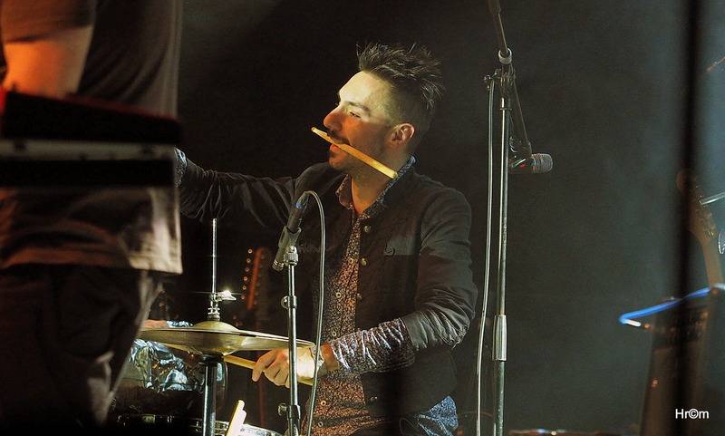 Mňága a Žďorp slavila třicetiny ve Foru Karlín: Fanoušci zpívali s kapelou na pódiu, přišli i Tomáš Klus nebo Mucha