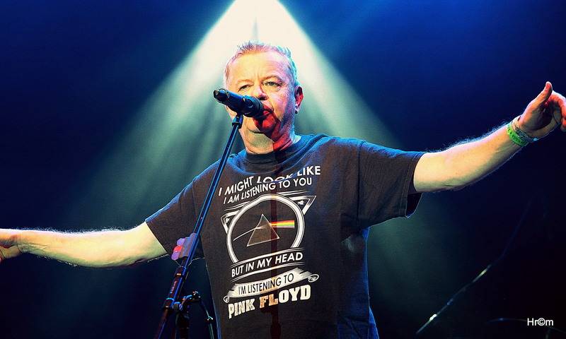 Mňága a Žďorp slavila třicetiny ve Foru Karlín: Fanoušci zpívali s kapelou na pódiu, přišli i Tomáš Klus nebo Mucha