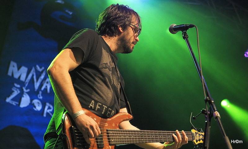 Mňága a Žďorp slavila třicetiny ve Foru Karlín: Fanoušci zpívali s kapelou na pódiu, přišli i Tomáš Klus nebo Mucha