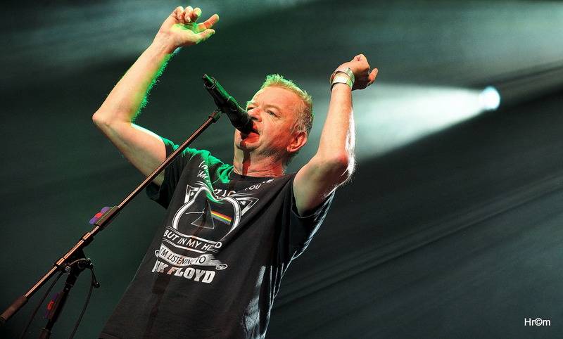 Mňága a Žďorp slavila třicetiny ve Foru Karlín: Fanoušci zpívali s kapelou na pódiu, přišli i Tomáš Klus nebo Mucha