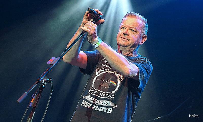 Mňága a Žďorp slavila třicetiny ve Foru Karlín: Fanoušci zpívali s kapelou na pódiu, přišli i Tomáš Klus nebo Mucha